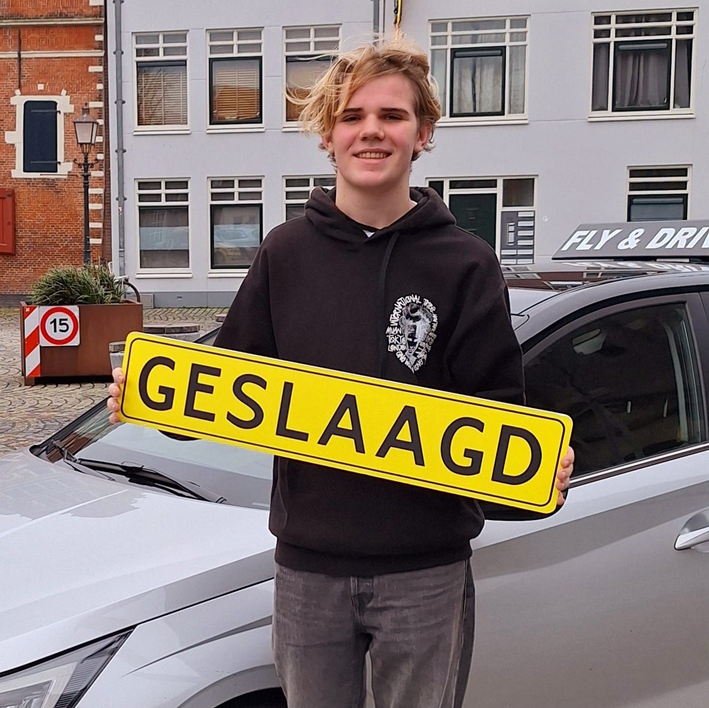 Een persoon die een geel
