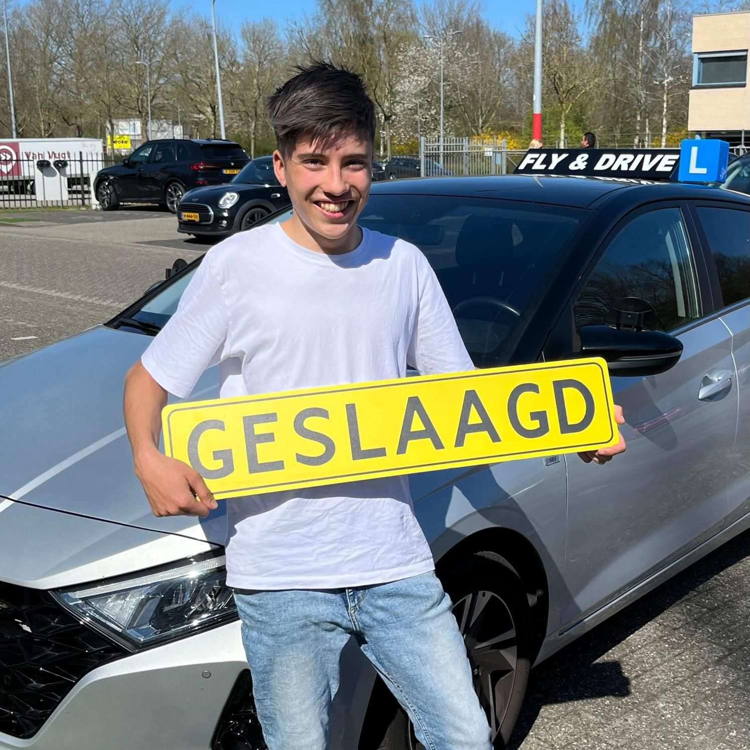 Tiener met een geel