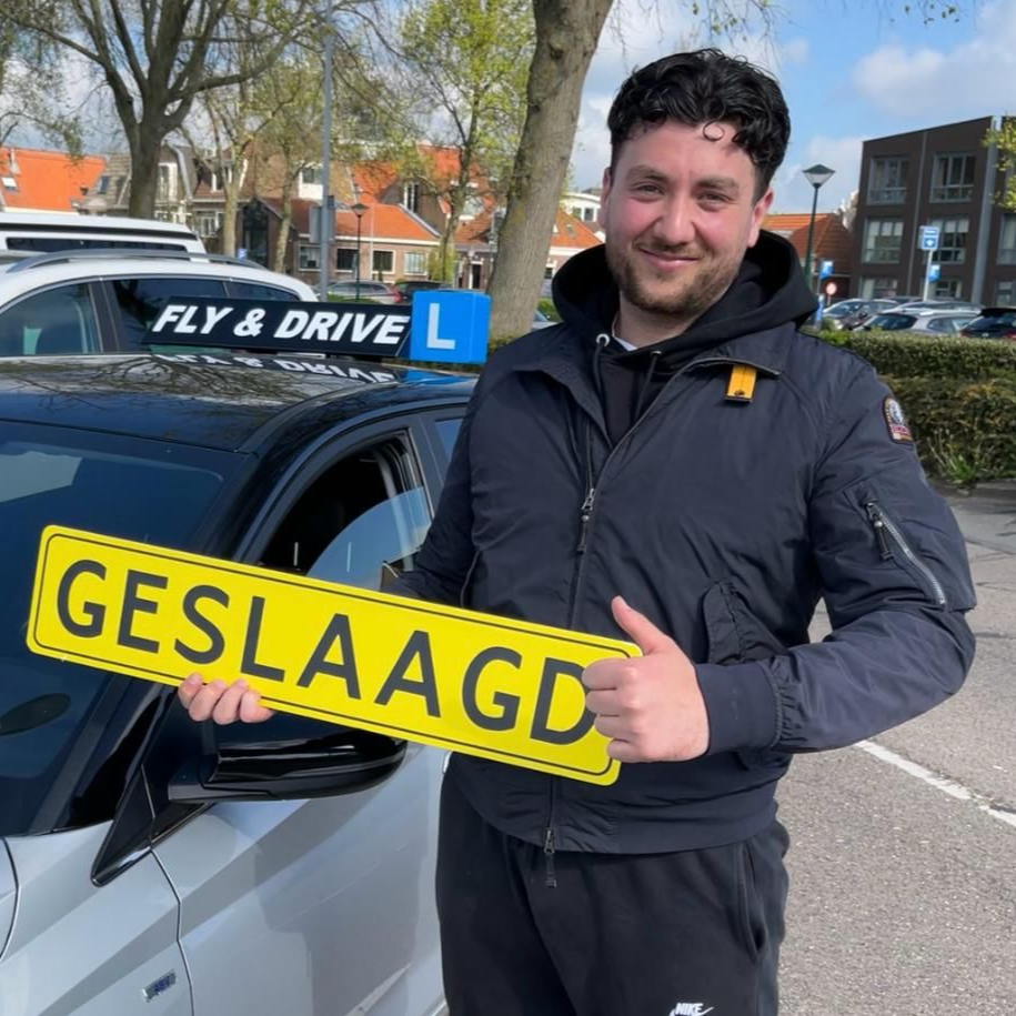 Bestuurder naast auto met geel