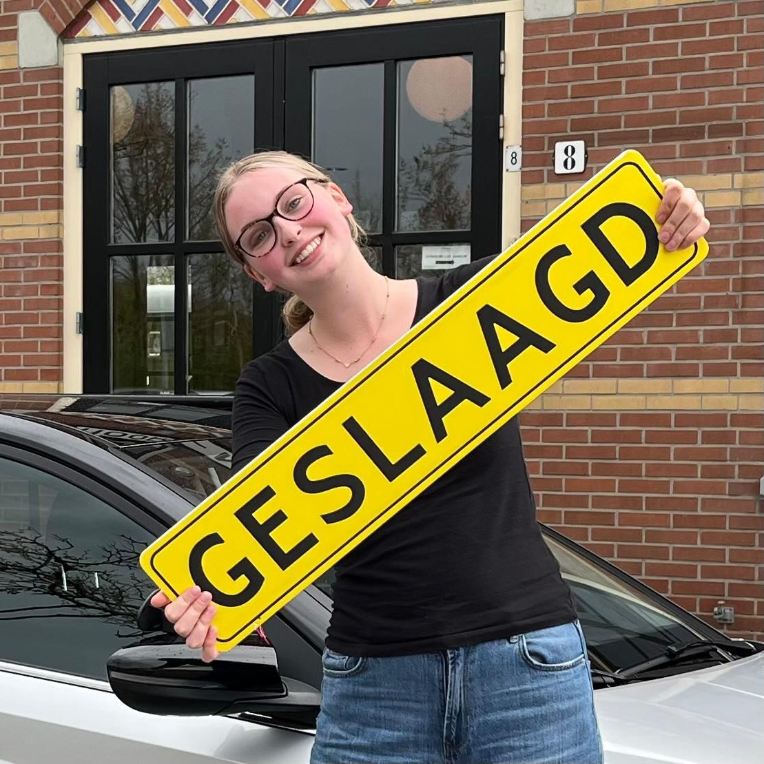 Een persoon houdt een geel