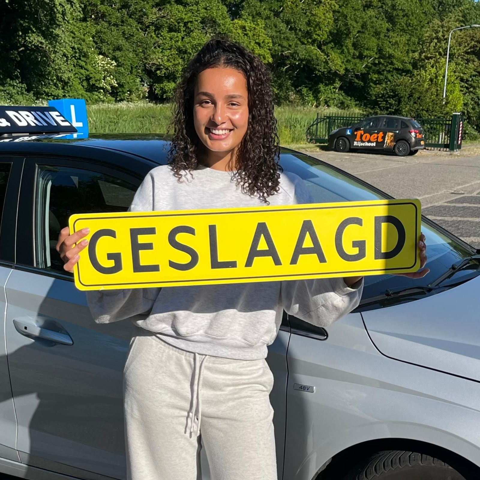 Een lachend persoon houdt een geel
