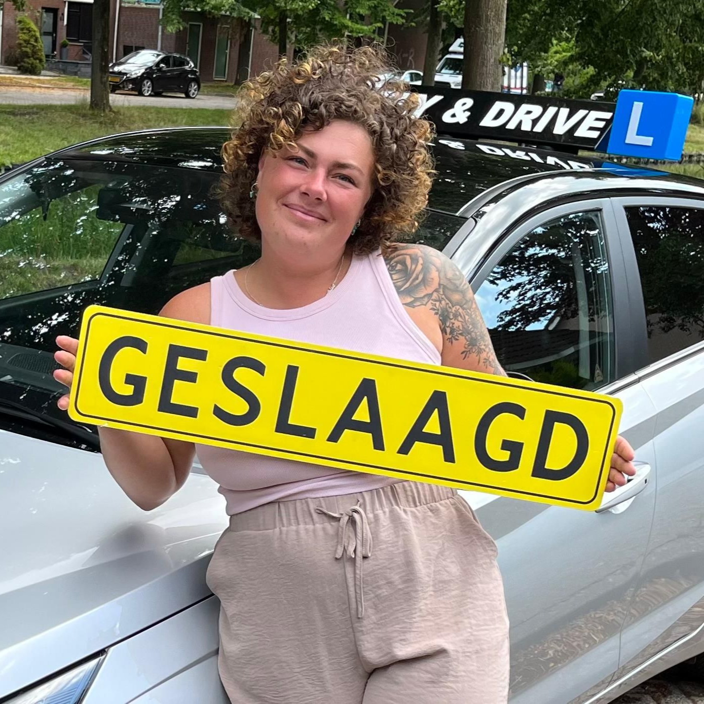 Een persoon houdt een geel