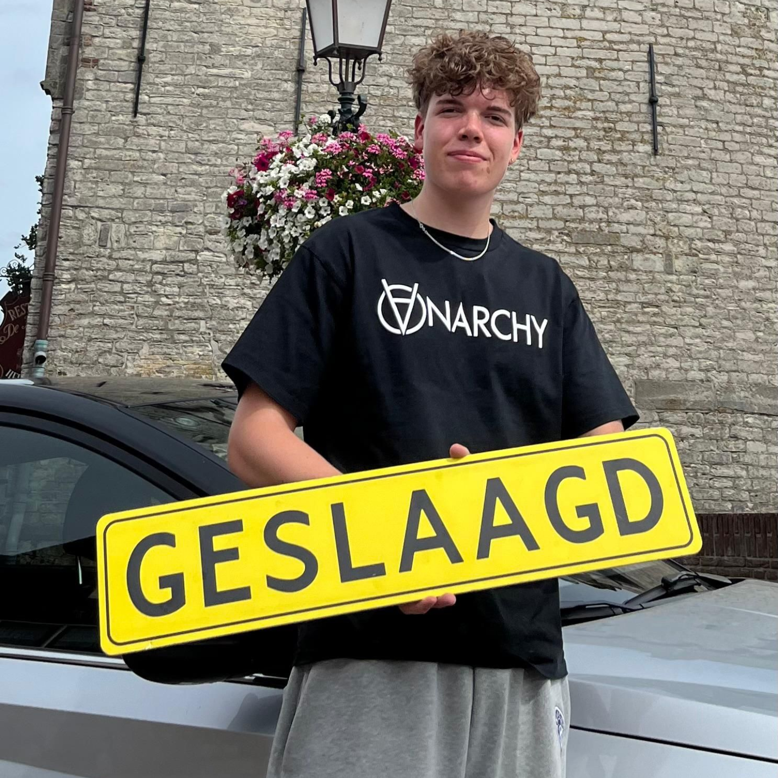 Een persoon houdt een geel