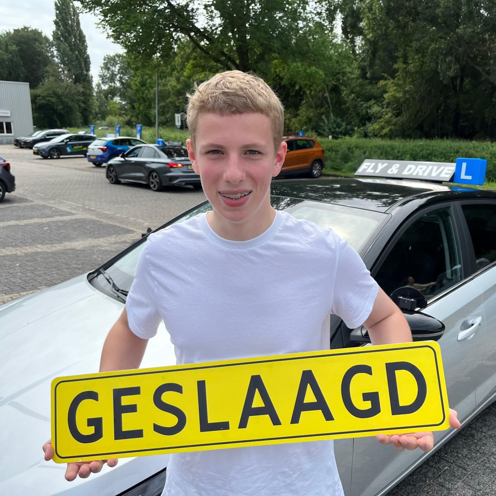Een lachend persoon houdt een geel