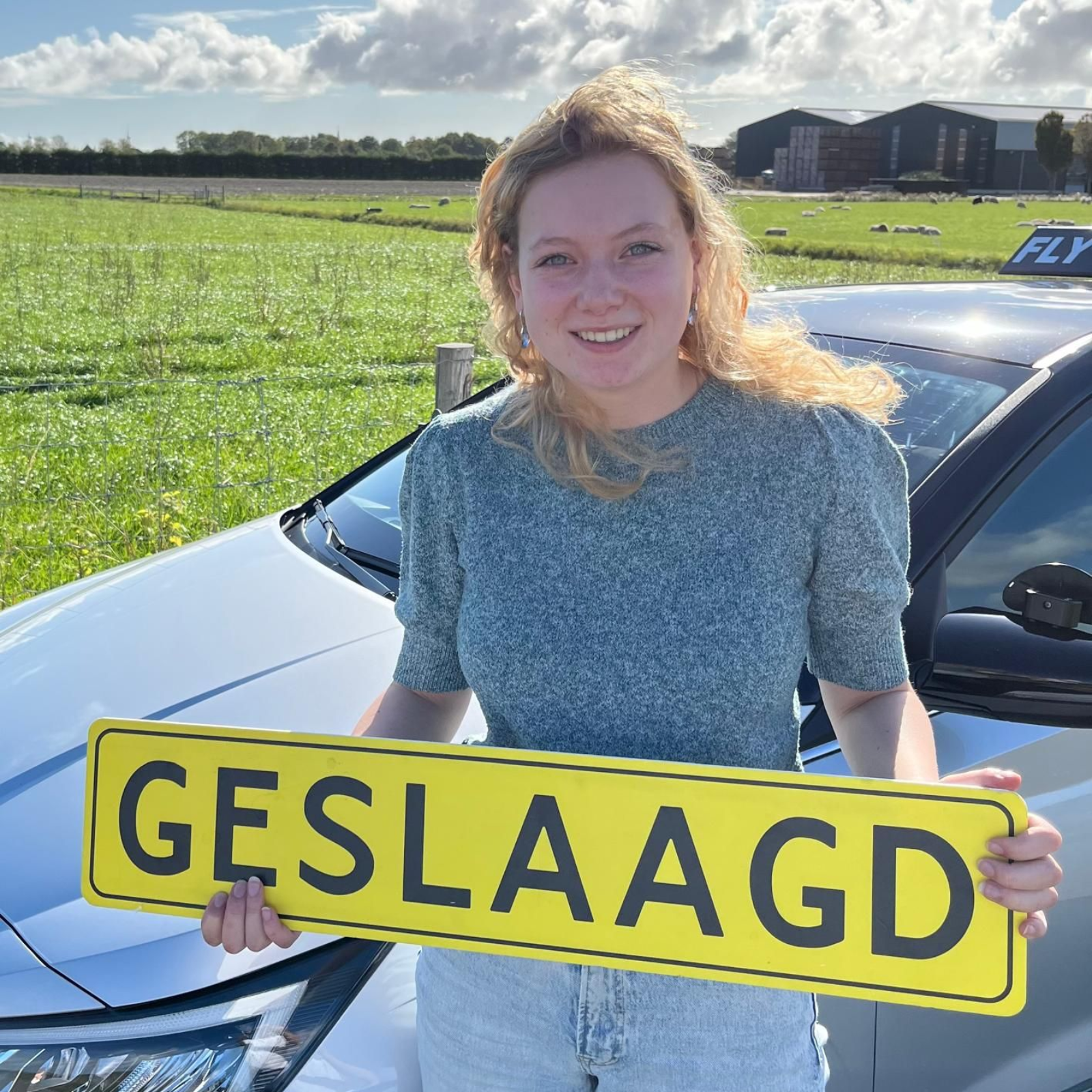 Een lachend persoon houdt een geel