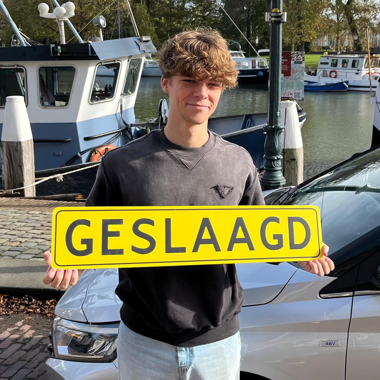 Een persoon met een geel