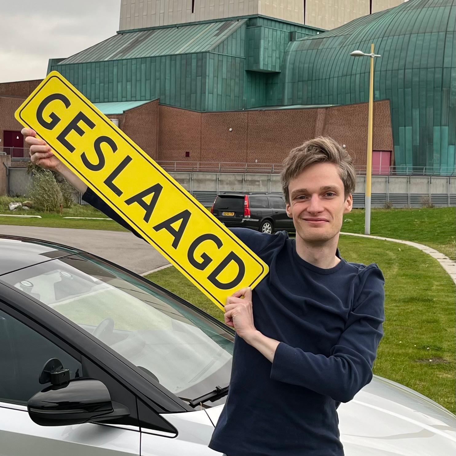 Persoon met een geel