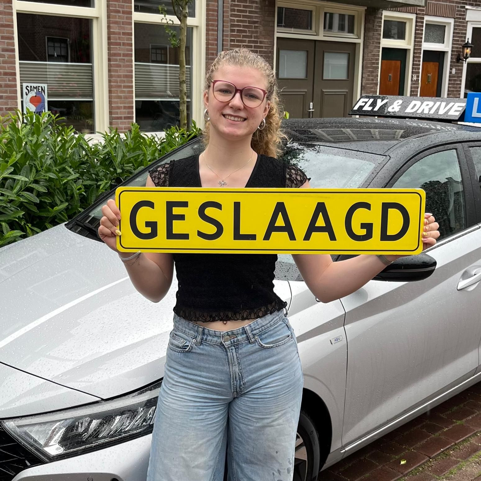 Een vrouw lacht en houdt een geel
