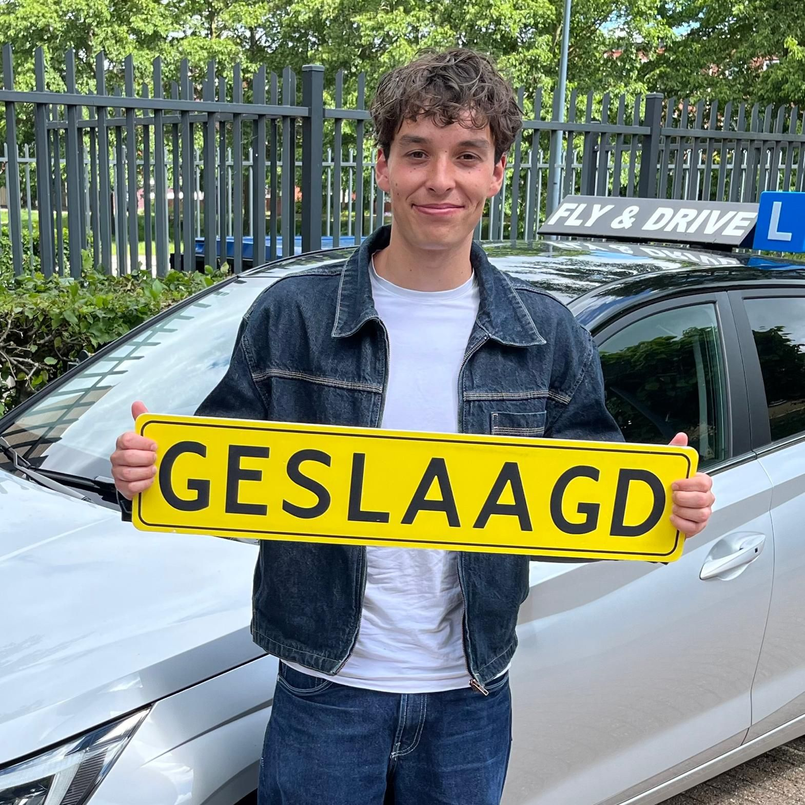 Jonge man glimlacht en houdt een geel