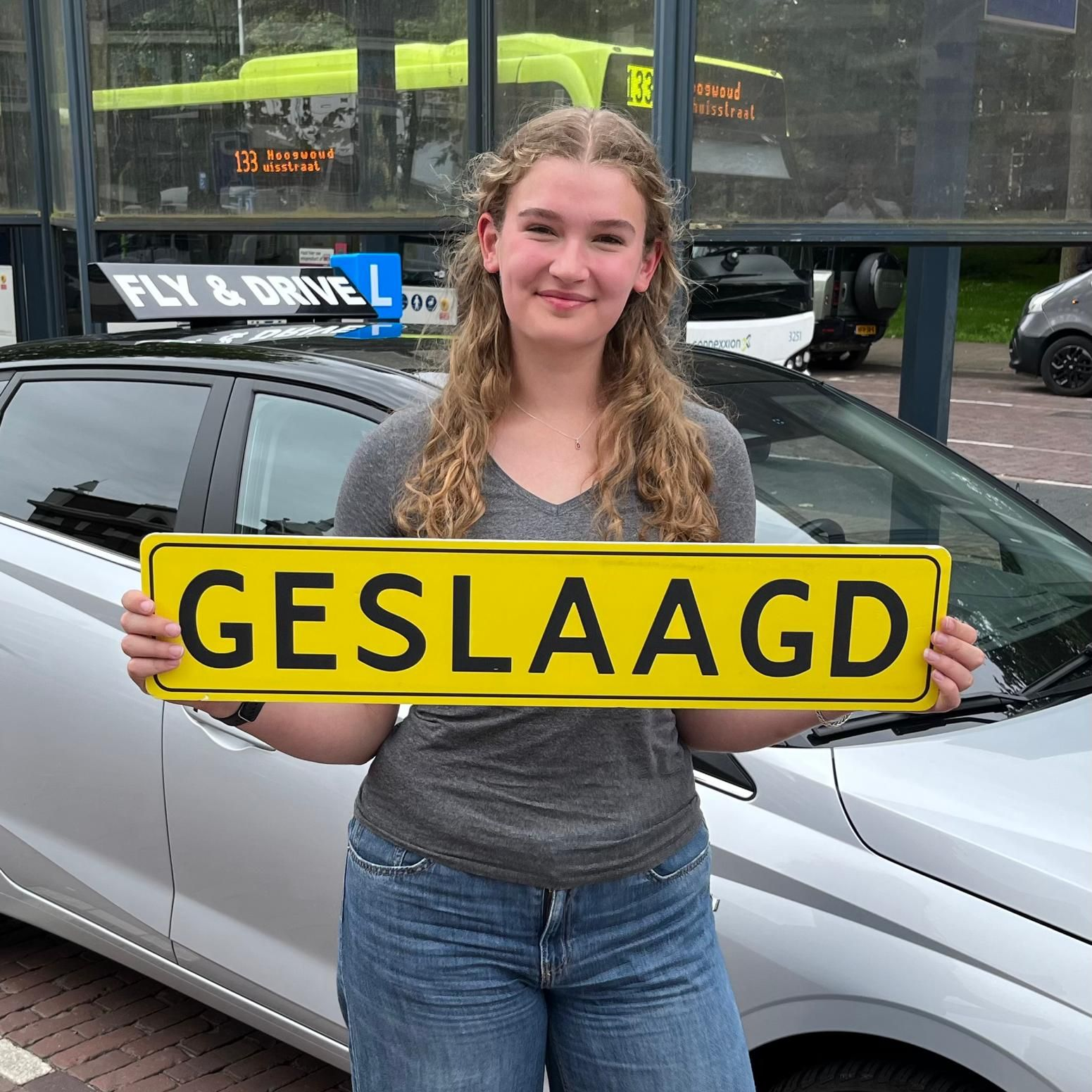 Jongere die een geel