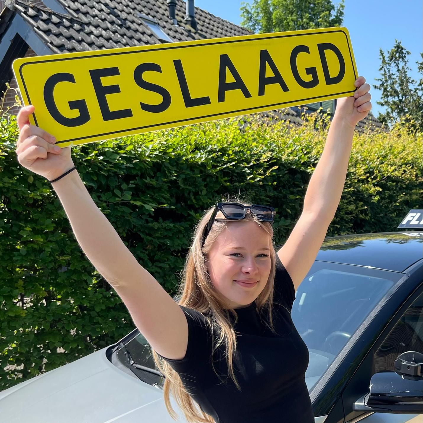 Vrouw houdt een geel