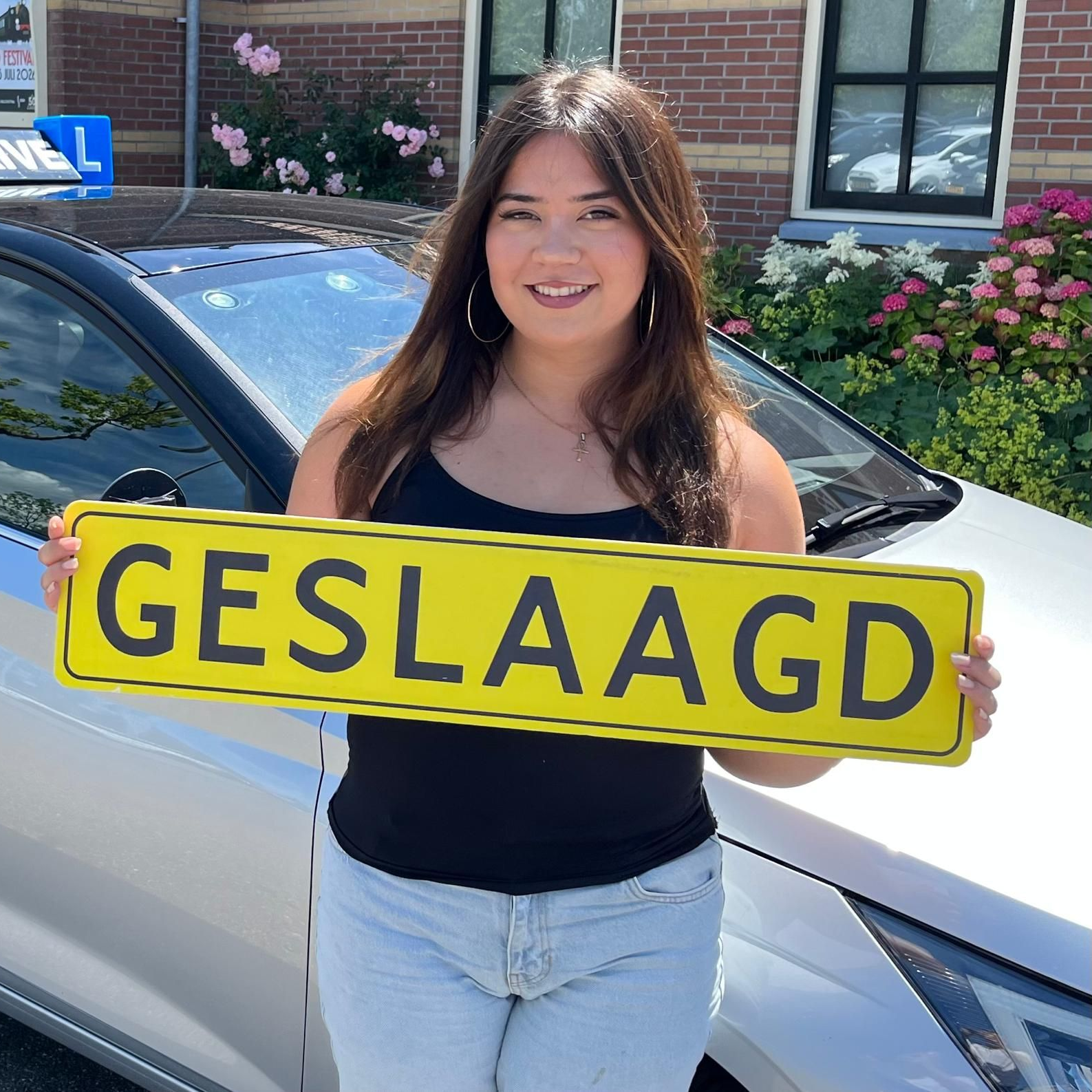 Een lachend persoon houdt een geel