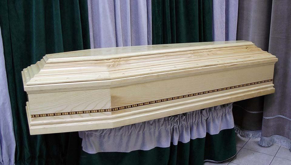 cofano funebre in legno chiaro