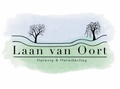 Logo met de tekst "Laan van Oort" en twee bomen tegen een zacht blauwgroen landschap.