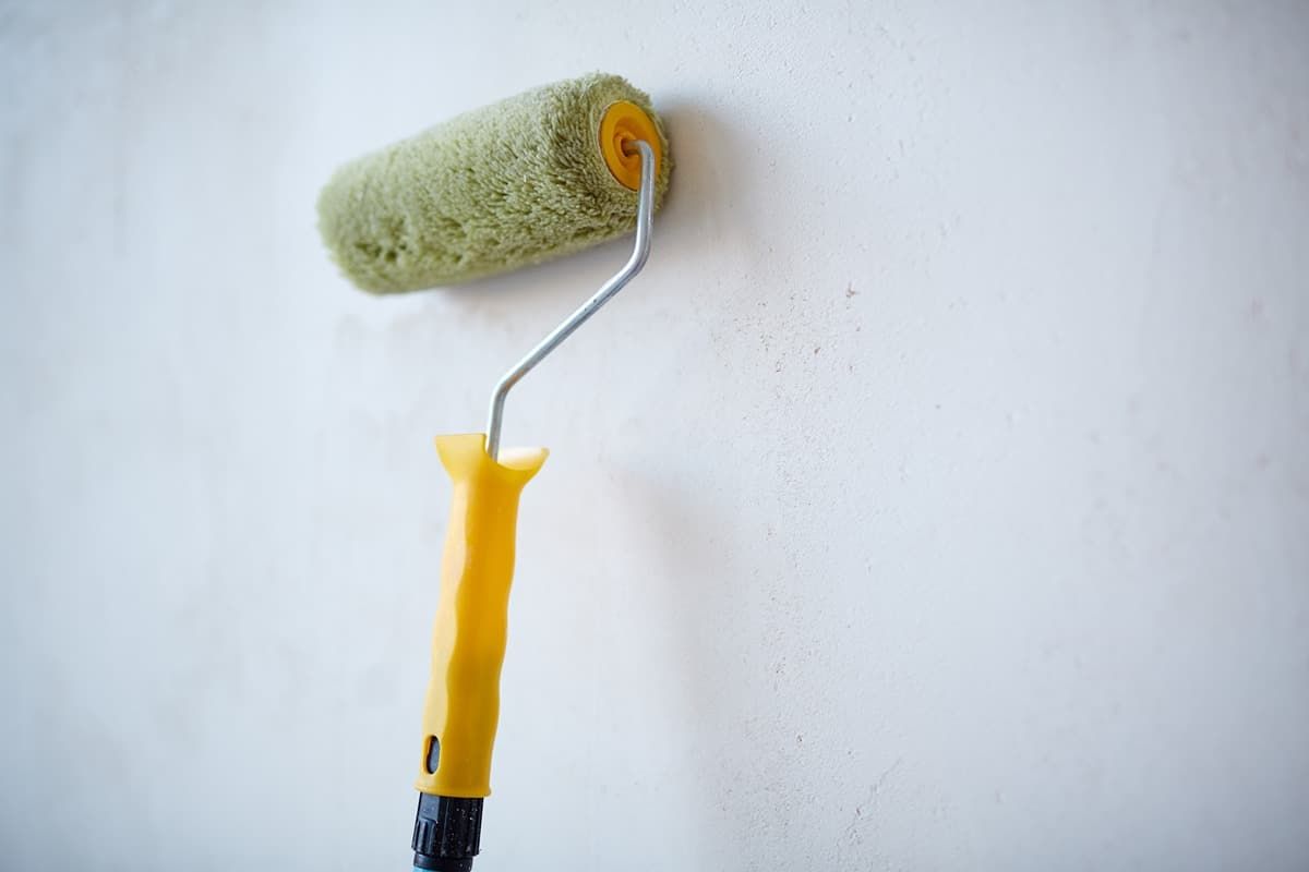 A paint roller applying Benjamin Moore Fresh Start® All Purpose Primer near Fort Lauderdale, Florida (FL)
