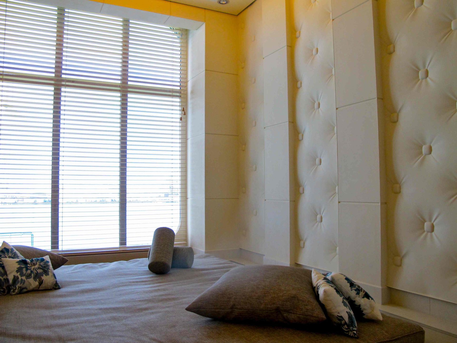Hunter Douglas Modern Precious Metals® Mini Blinds behind a daybed as boat shades near Fort Lauderdale, Florida (FL) 