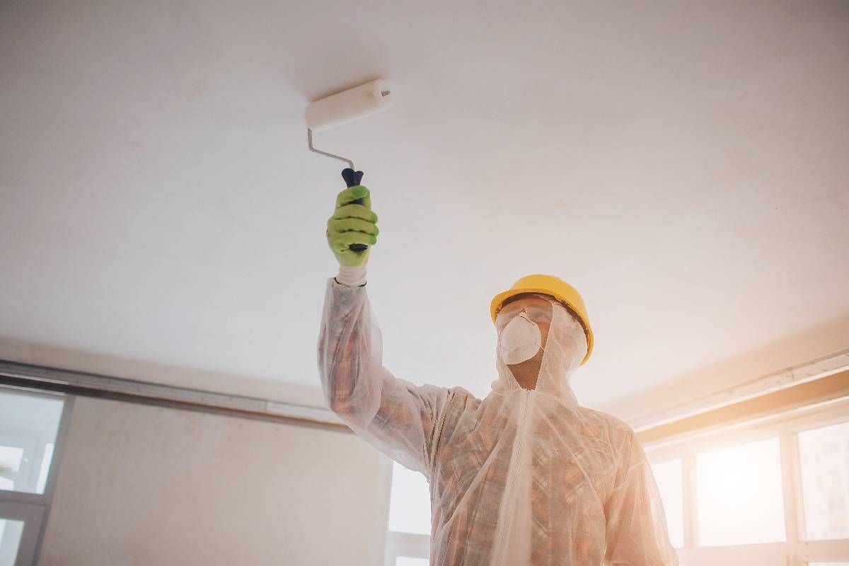 A painting contractor painting with Benjamin Moore ben® Interior Paint near Fort Lauderdale, Florida (FL)
