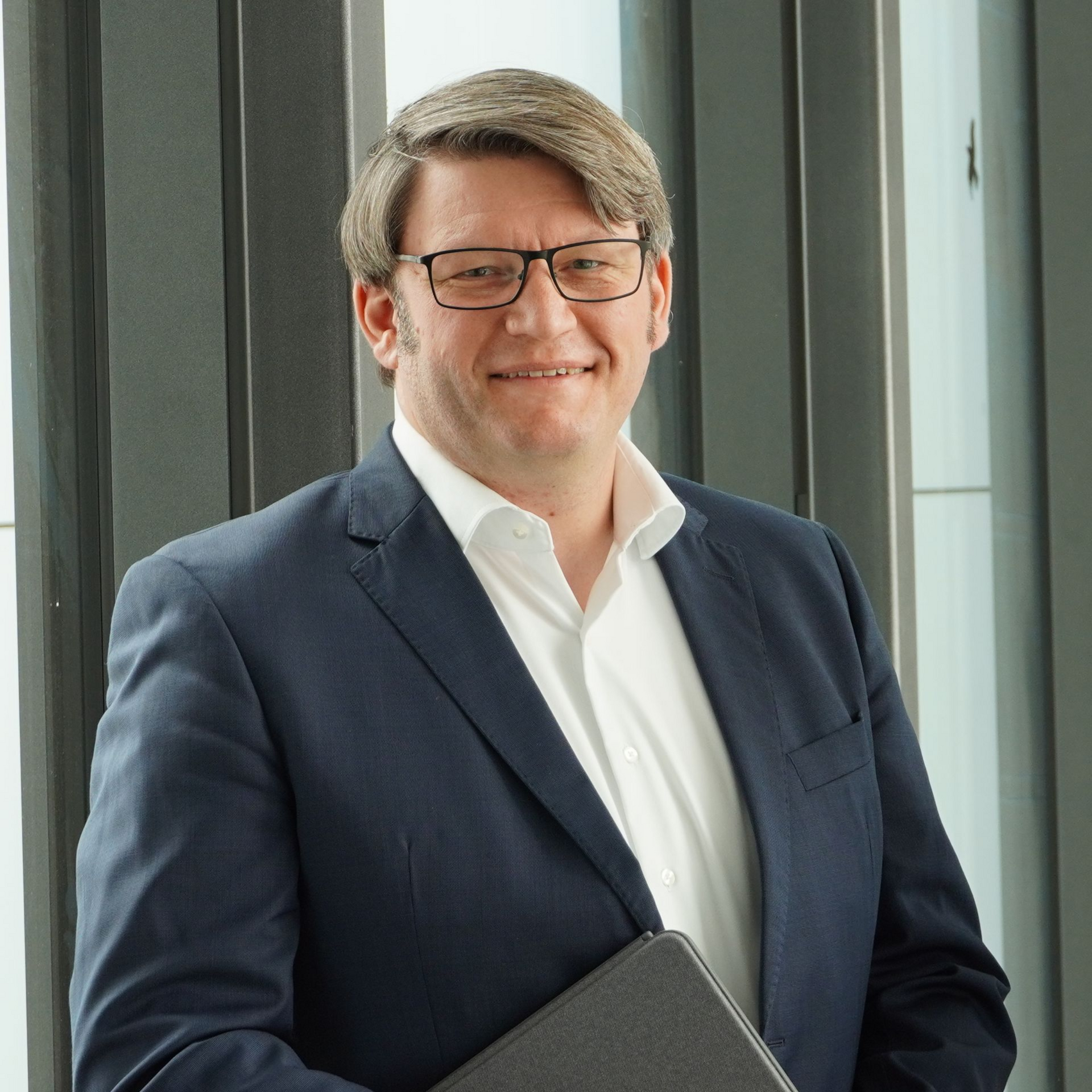 Dr. Kristian Schatz