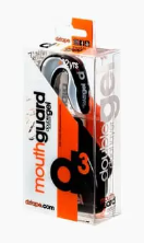 Vista frontal de un accesorio para cochecito Mountain Buggy Terrain en caja, con embalaje blanco, negro y naranja.