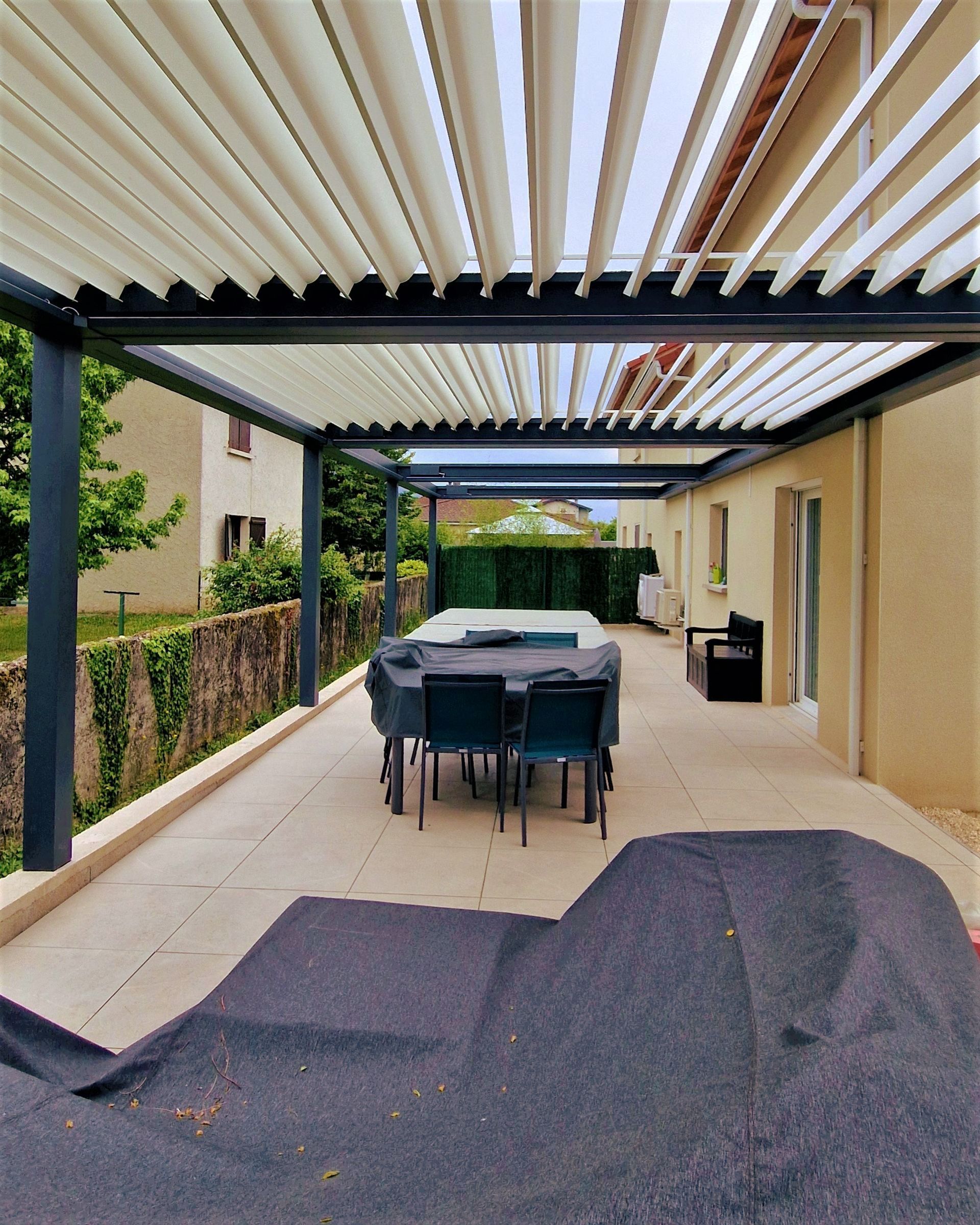 Pergola bioclimatique Menuiseries Grenoble