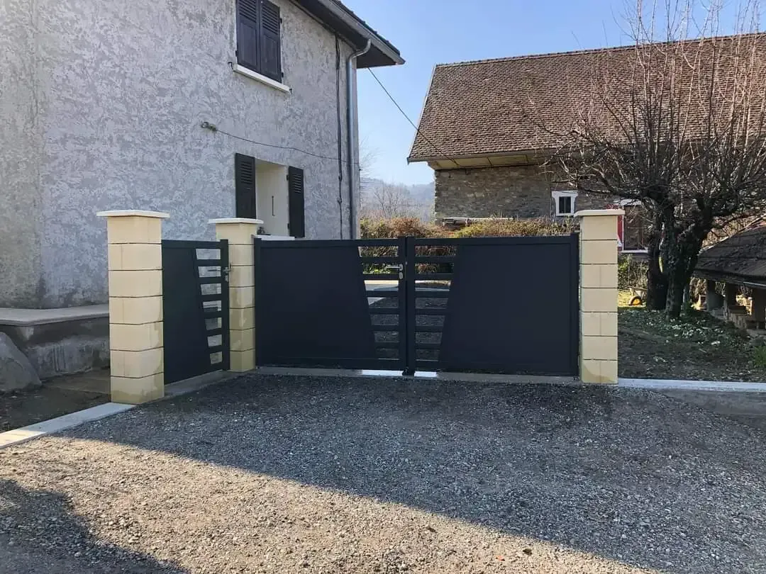 une maison avec une porte noire à côté d' elle .