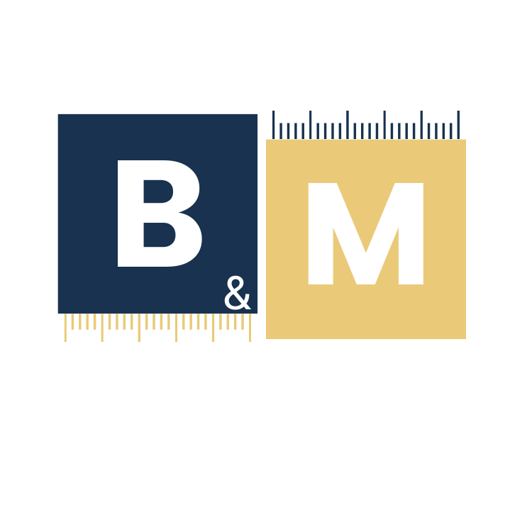 Logo composé de carrés bleu foncé et or, « B » et « M » en blanc, avec un graphique de ruban à mesurer.