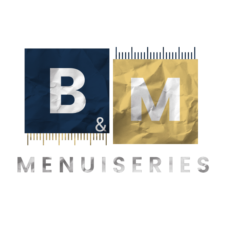 Logo : « B » blanc sur carré bleu, « & » et « M » blancs sur carré doré, bords gradués. « MENUISERIES » en dessous.