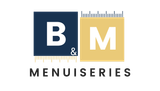 Logo de BM Menuiseries, représentant les lettres « B » et « M » dans des carrés bleu foncé et or avec un motif de règle.