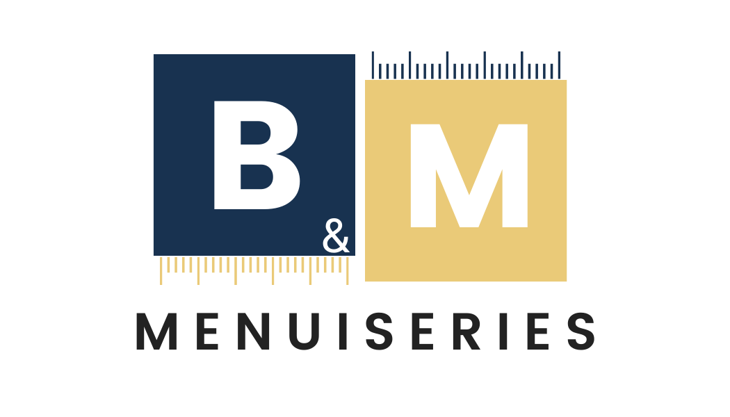 Logo de BM Menuiseries, représentant les lettres « B » et « M » dans des carrés bleu foncé et or avec un motif de règle.