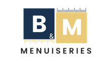 Logo de BM Menuiseries, représentant les lettres « B » et « M » dans des carrés bleu foncé et or avec un motif de règle.