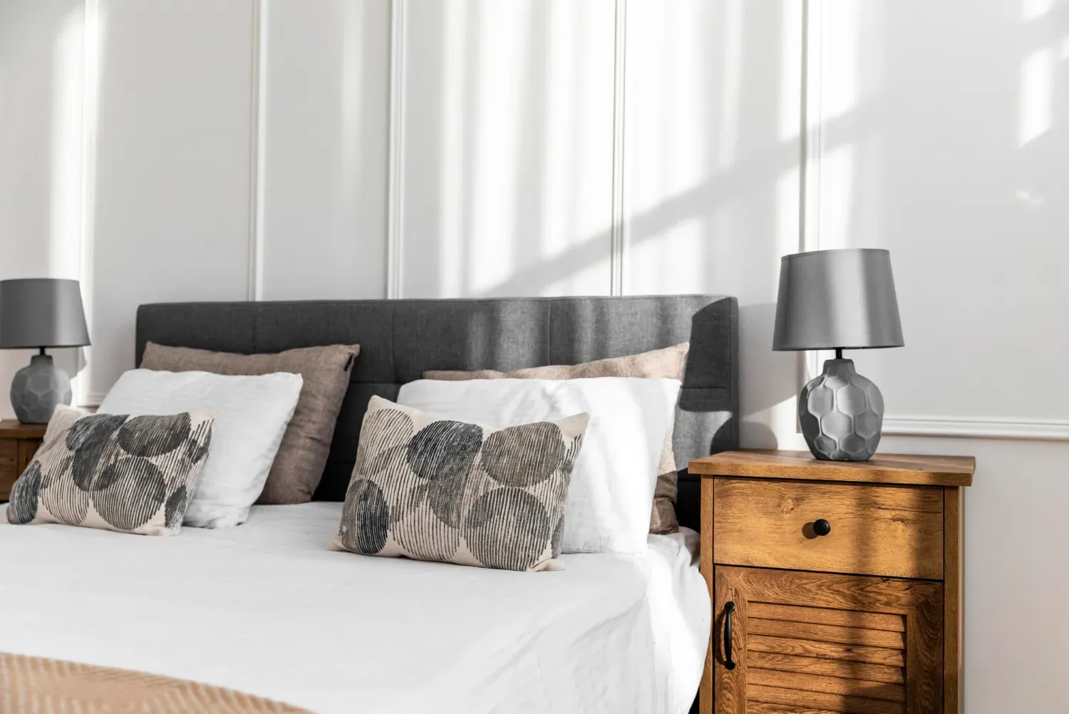 meuble en bois à coté d'un lit, décoration pour chambre