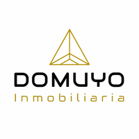 Logotipo de Domuyo Inmobiliaria con icono geométrico dorado y texto negro y dorado sobre fondo blanco.