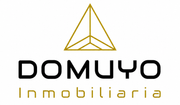 Logotipo de Domuyo Inmobiliaria con triángulo geométrico dorado y texto negro y dorado sobre fondo blanco.