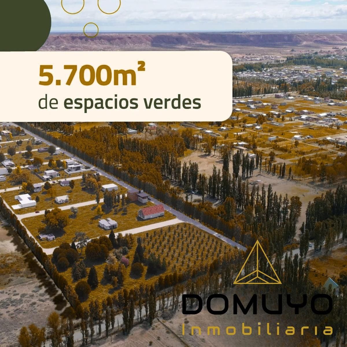 Vista aérea de una zona residencial verde con el texto “5.700m² de espacios verdes” y el logotipo de Domuyo Inmobiliaria.