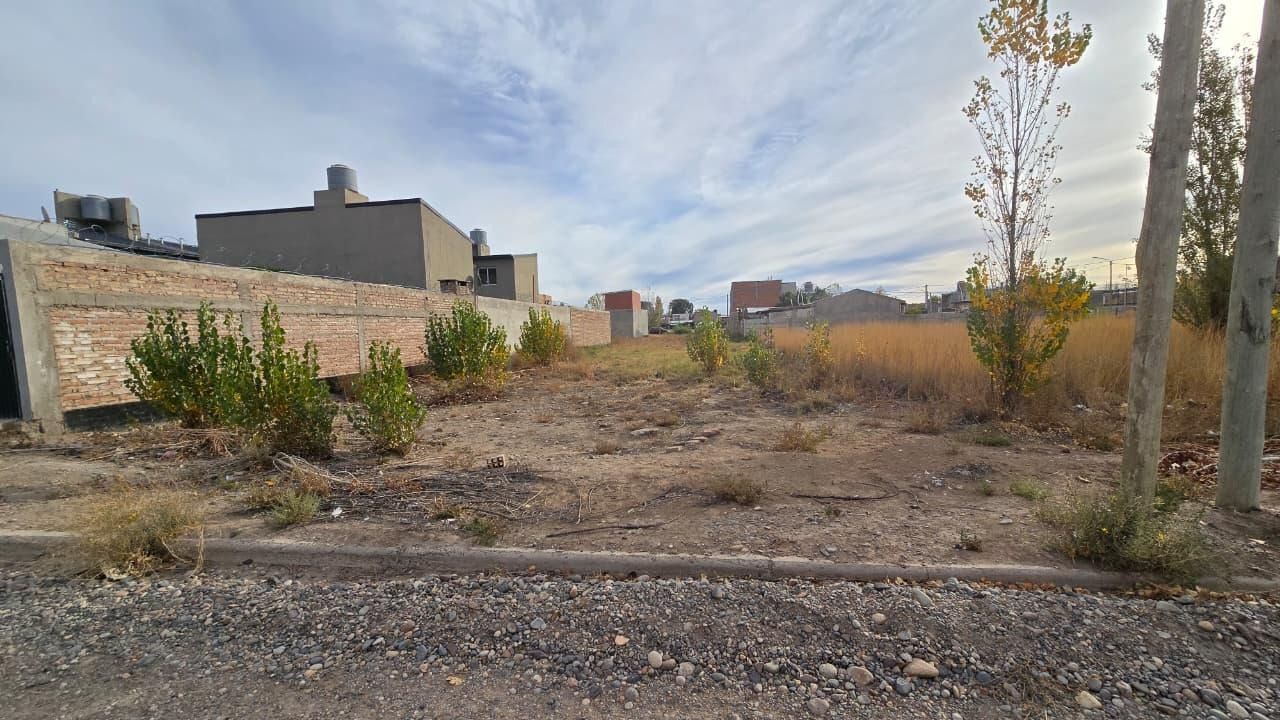 Anuncio aéreo inmobiliario que muestra un terreno baldío marcado para la venta en Barrio Rincón de Emilia, Plotter.