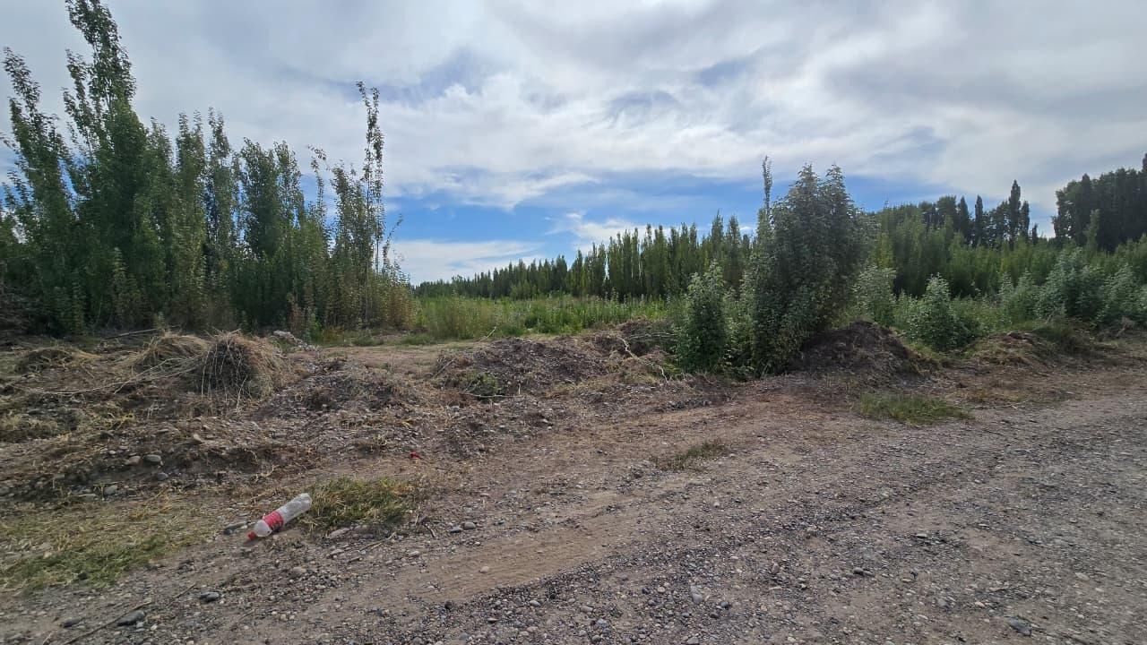 Letrero con la inscripción “VIRGEN DEL VALLE II”, texto del permiso municipal y un aviso publicado a la derecha.