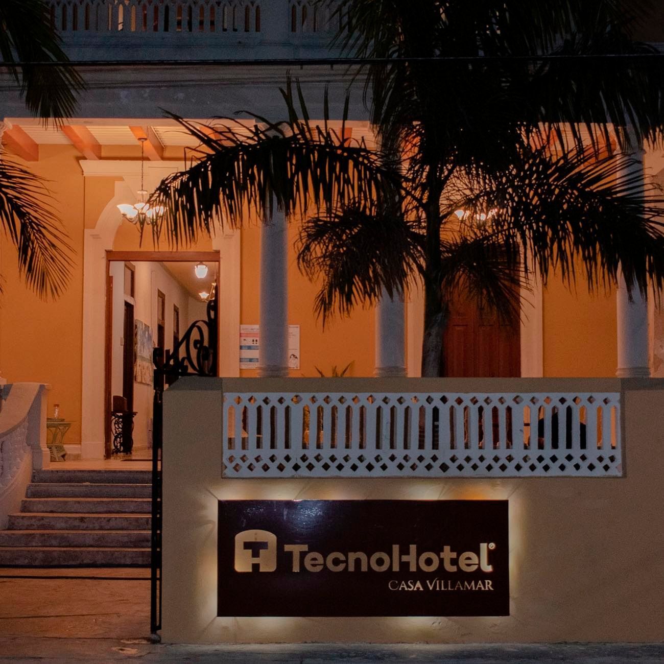 Un gran hotel con un cartel que dice tecnohotel.