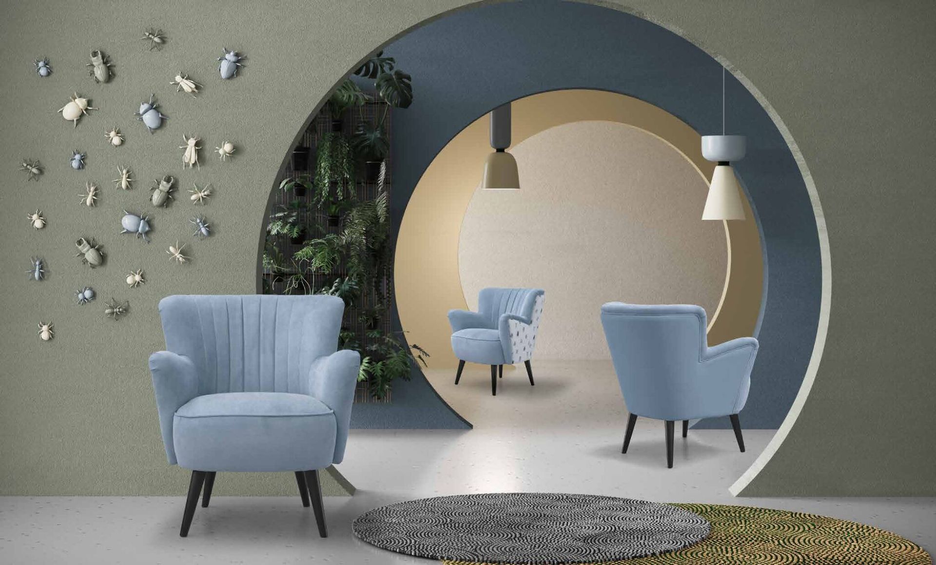 Tre poltrone azzurre in una stanza moderna con porte ad arco e quadri decorativi alle pareti.
