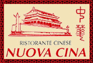 Logo rosso per Ristorante Cinese Nuova Cina con illustrazione di una pagoda e caratteri cinesi su sfondo crema.