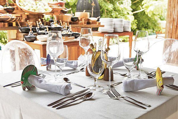 Restaurante las Guacas, rodeado de orquídeas y vegetación, con un menú de sabores locales e internacionales