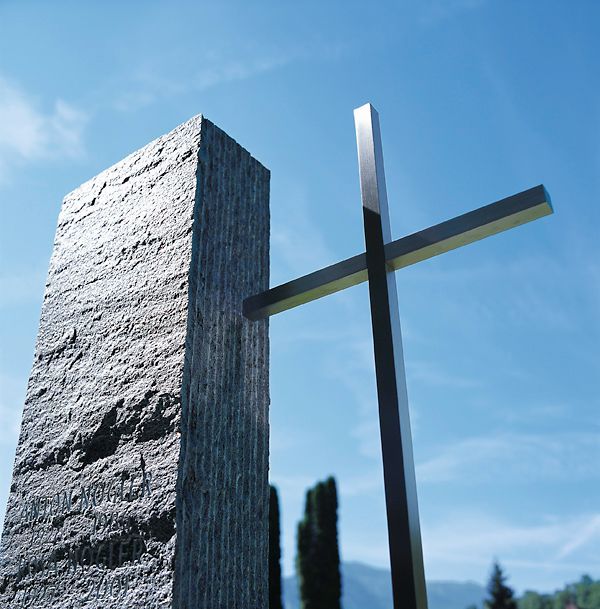Eine Steinsäule mit einem Kreuz darauf