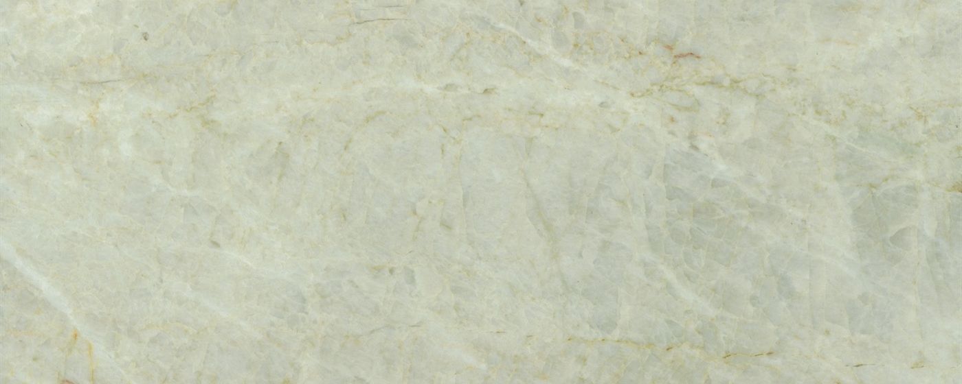 Eine Nahaufnahme einer Arbeitsplatte aus schwarzem Granit.