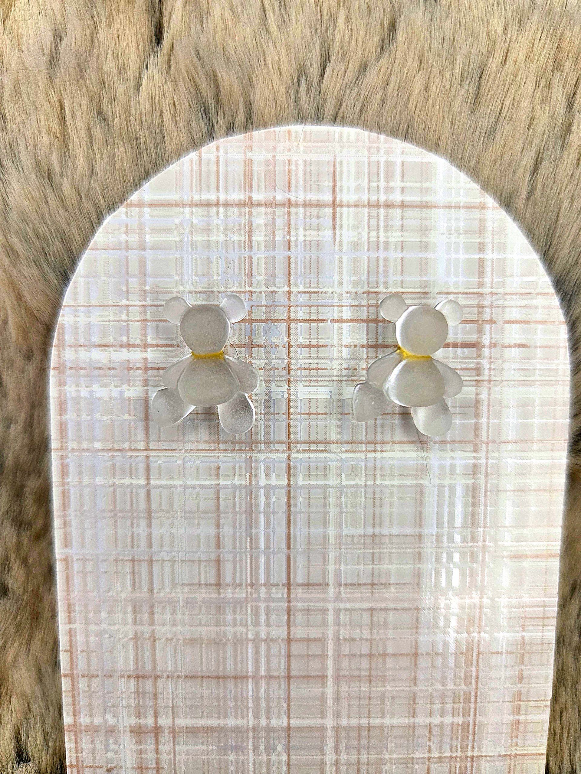 Twee kleine witte punaises op een licht geruite stoffen achtergrond onder een afgeronde boogvorm.