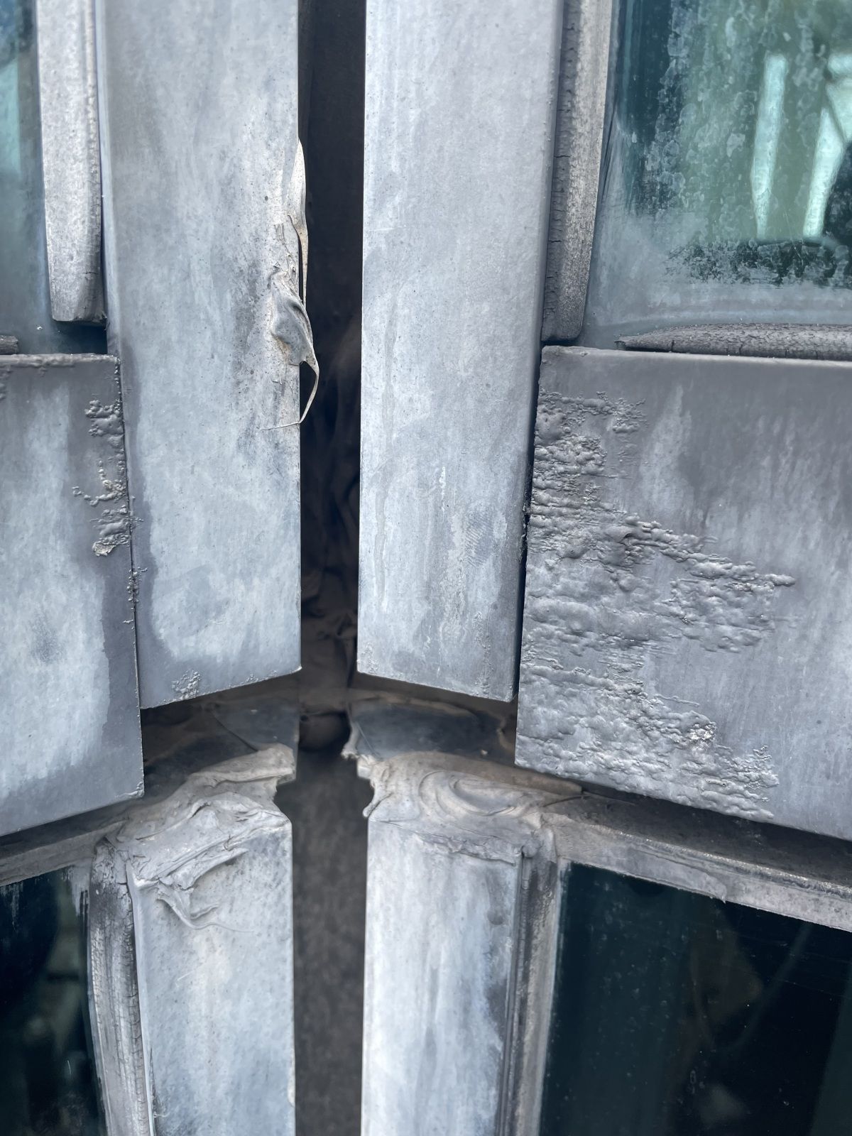 Degraded glazing gaskets at mullion intersections