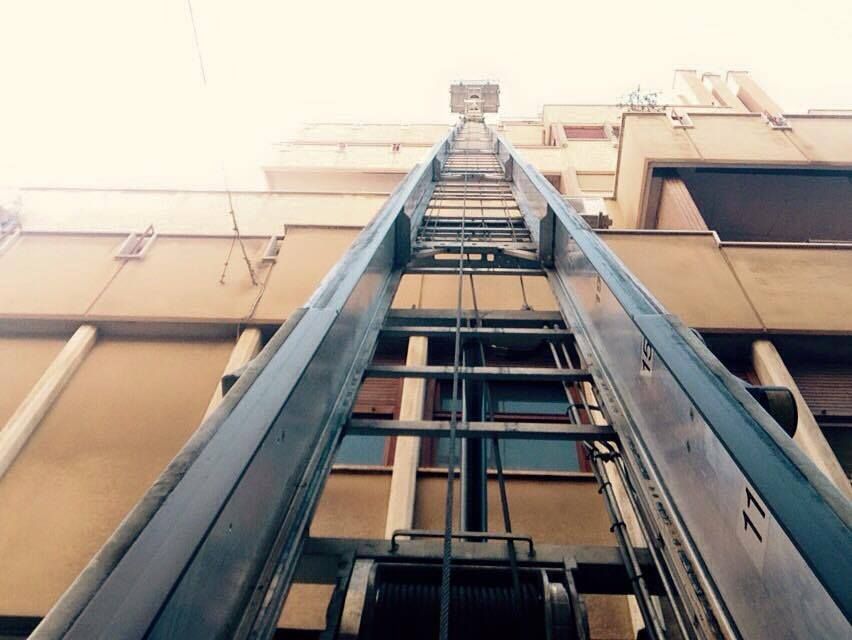 una scala sale in cima a un edificio