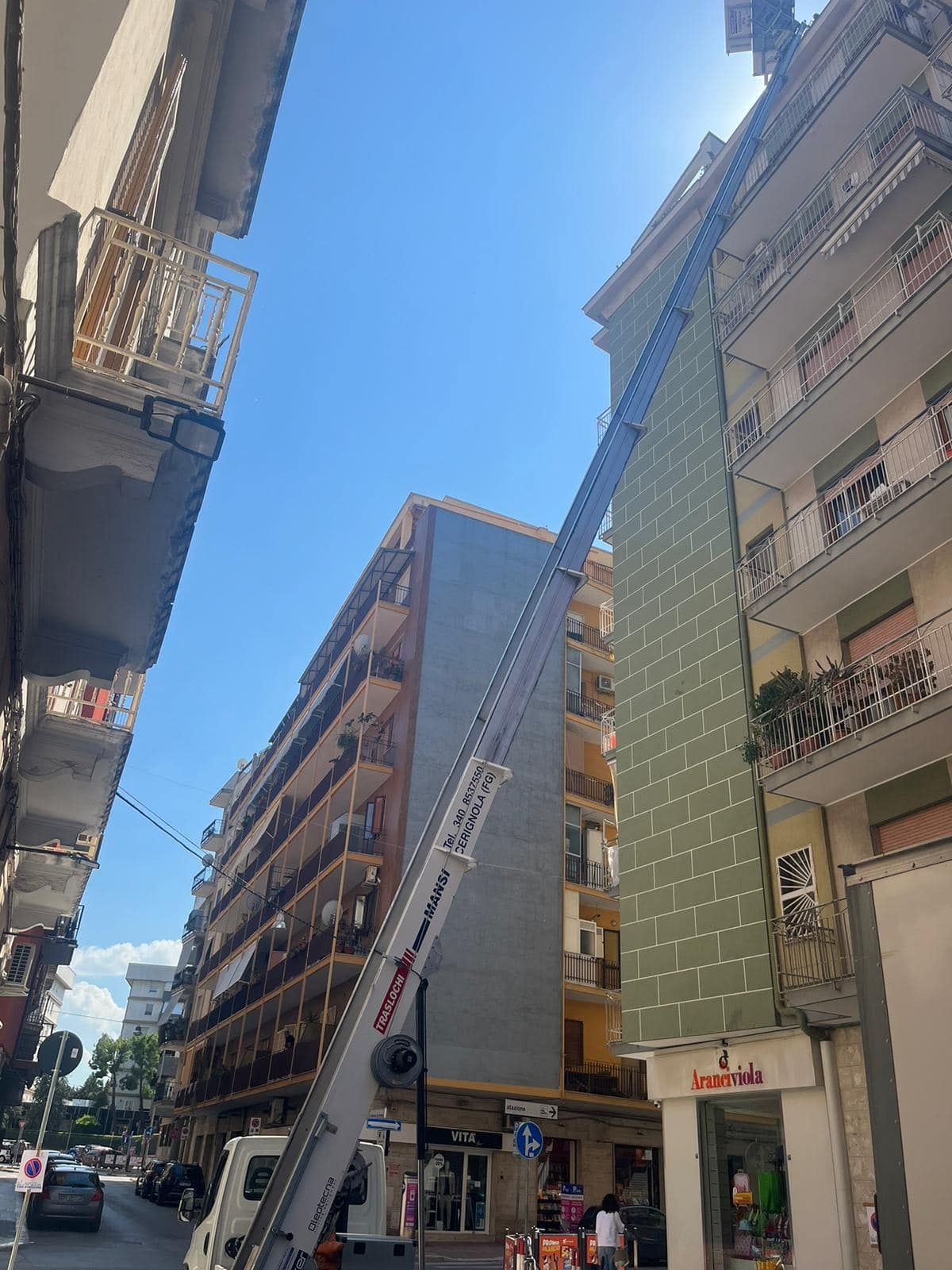una gru viene utilizzata per spostare un edificio in una città.