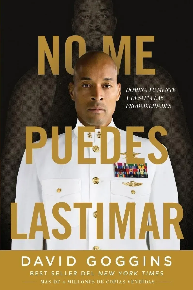 Portada del libro con David Goggins en uniforme blanco y texto dorado en grande: “No Me Puedes Lastimar”.