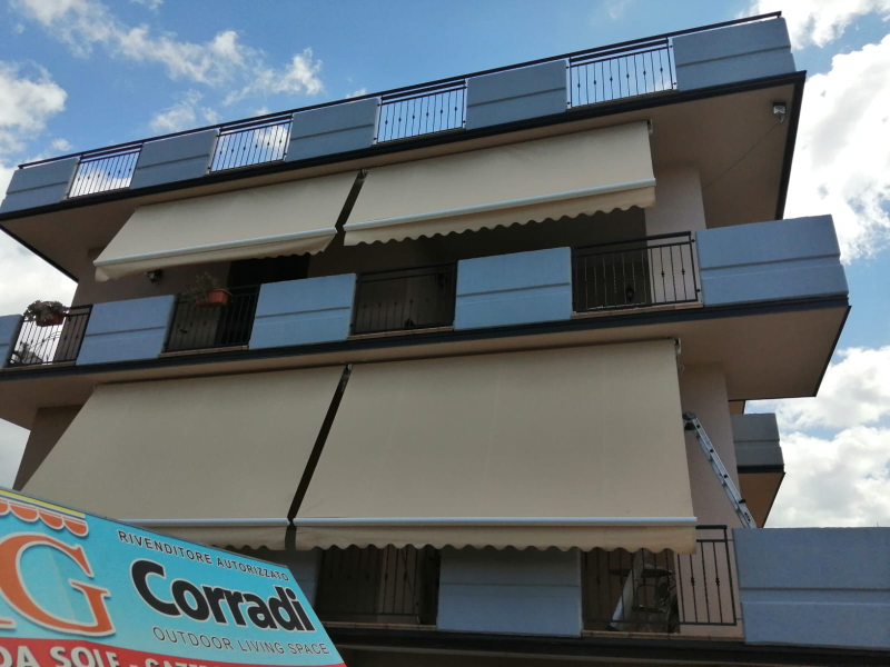 tenda a caduta verticale su balcone