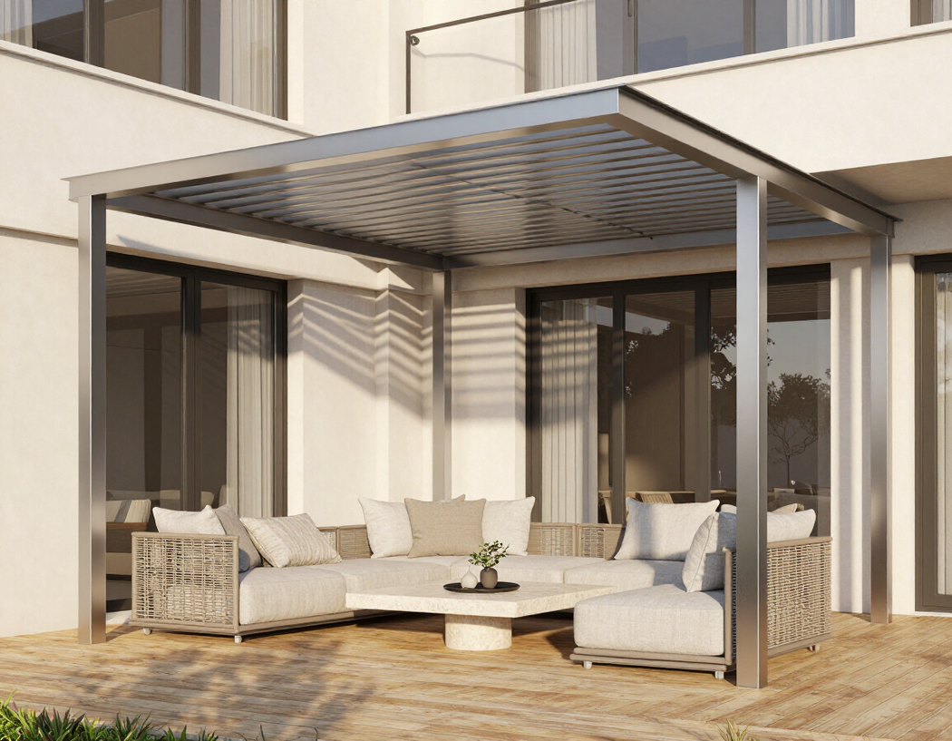 Pergola bioclimatica moderna con lamelle orientabili in un elegante spazio outdoor residenziale.