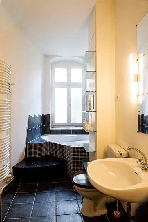 Ein Badezimmer mit Waschbecken, Toilette und Badewanne.